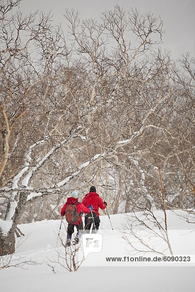 Mensch  zwei Personen  Menschen  2  Daisetsuzan Nationalpark  Hokkaido  Japan  Hang  Schneeschuhlaufen