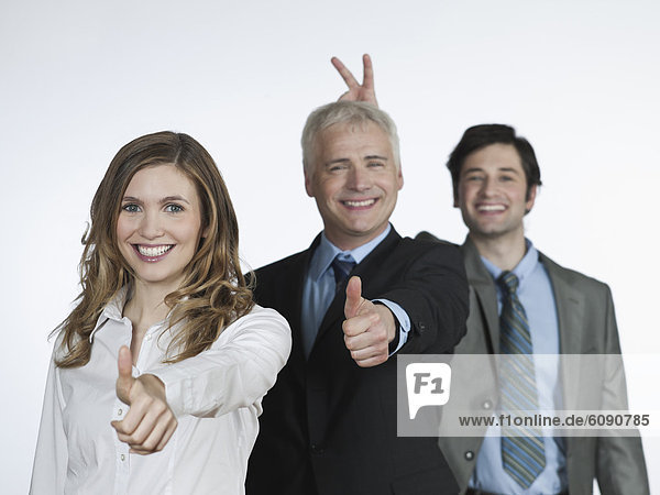 Männer und Frauen mit Handzeichen  lächelnd  Portrait