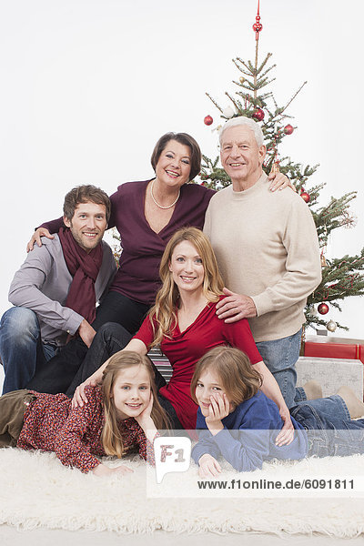 Porträt einer Mehrgenerationen-Familie  lächelnd