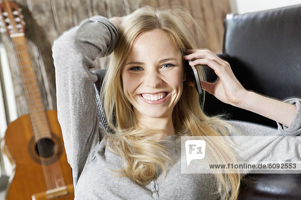 Junge Frau am Telefon  lächelnd  Porträt