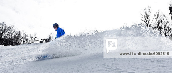 hoch  oben  Snowboardfahrer  treten  Hampshire  neu  Schnee