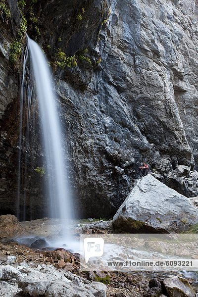 Felsbrocken  sitzend  junger Erwachsener  junge Erwachsene  Wasserfall  jung  Erwachsener  Colorado