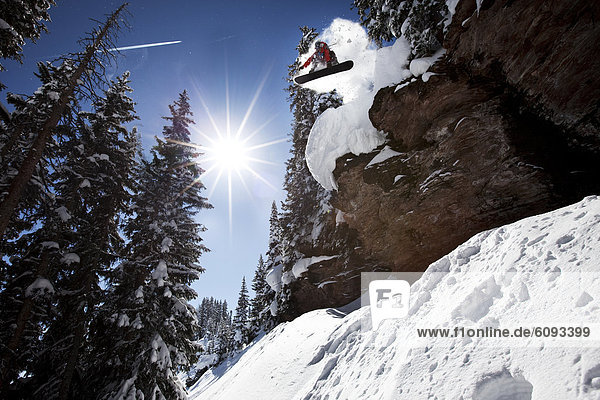 Snowboardfahrer  Steilküste  Gesichtspuder  springen  Colorado