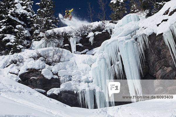 Snowboardfahrer , Steilküste , Eis , Wasserfall , Gesichtspuder , springen , Colorado