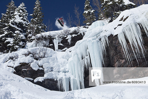 Snowboardfahrer  Steilküste  Eis  Wasserfall  Gesichtspuder  springen  Colorado