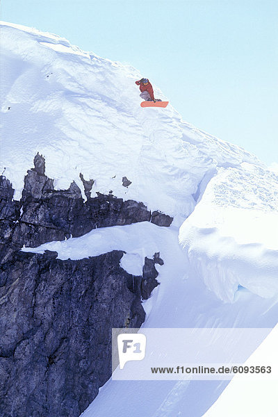 nebeneinander  neben  Seite an Seite  Snowboardfahrer  Steilküste  Jacke  heraustropfen  tropfen  undicht  rot  Rand