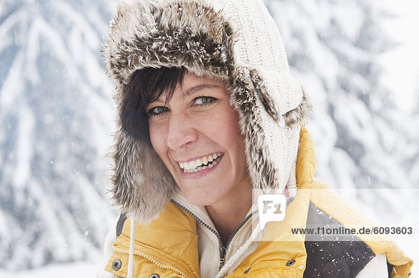 Österreich  Salzburg  Junge Frau lächelnd  Portrait