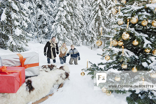 Österreich  Salzburger Land  Familie feiert Weihnachten im Schnee