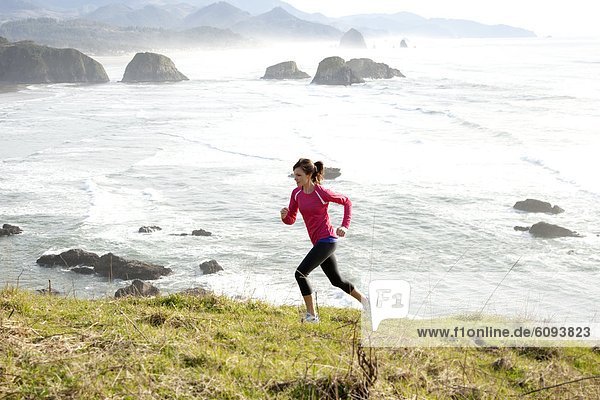 Frau  folgen  rennen  Küste  vorwärts  Oregon