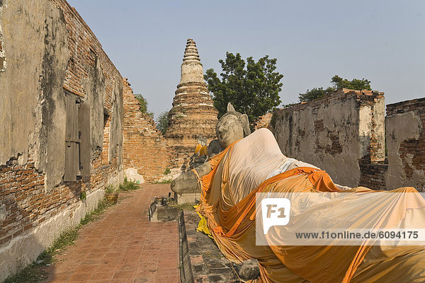 Thailand  Ayutthaya  Buddha-Statue im Tempel
