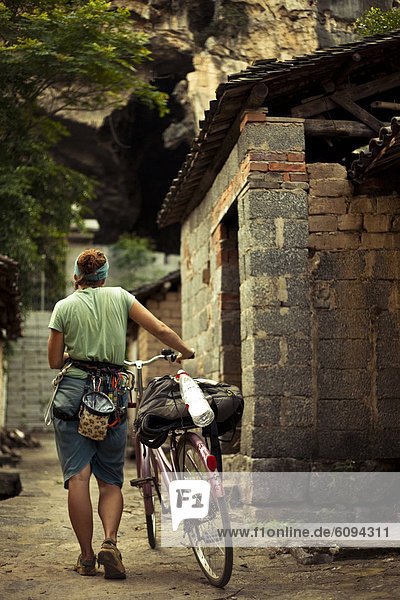 Ländliches Motiv  ländliche Motive  Europäer  schieben  Klettern  Fahrrad  Rad  Asien