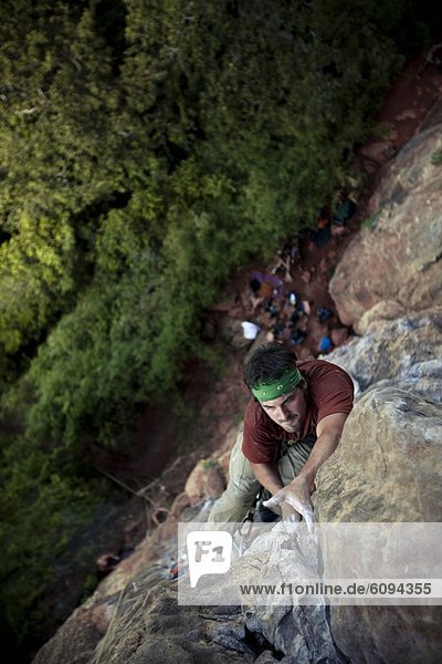 hoch  oben  Europäer  halten  über  Regenwald  Klettern  Thailand
