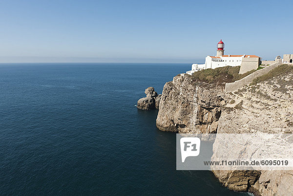 Portugal  Algarve  Sagres  Leuchtturm auf Klippe am Atlantik