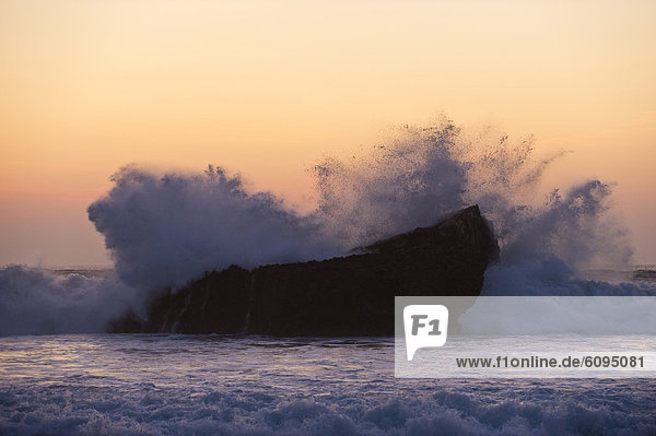 Portugal  Algarve  Sagres  View of Atlantic ocean with breaking waves at sunset
