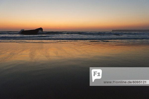 Portugal  Algarve  Sagres  Blick auf den Strand bei Sonnenuntergang