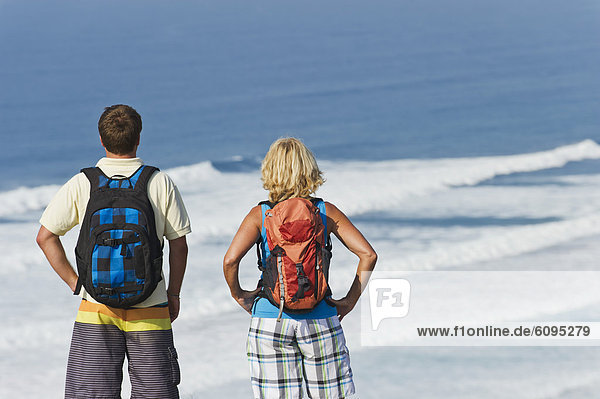 Portugal  Mann und Frau beim Blick auf die Atlantikküste