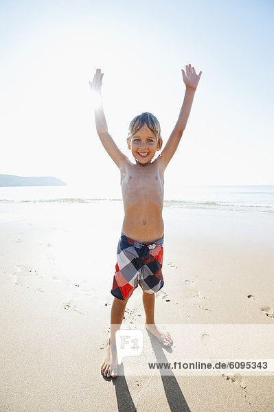 Portugal  Junge am Strand stehend  lächelnd