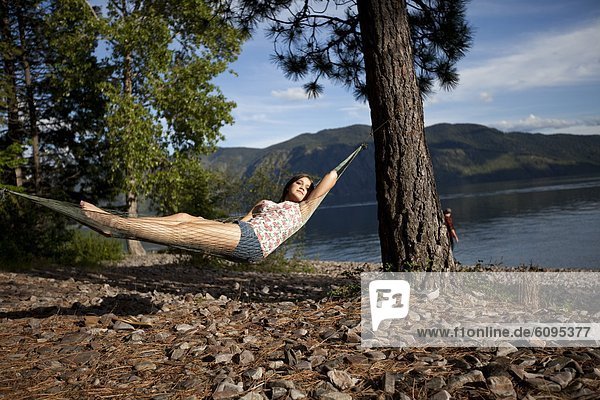 Felsbrocken  Frau  Freundschaft  Entspannung  Hängematte  See  springen  Idaho