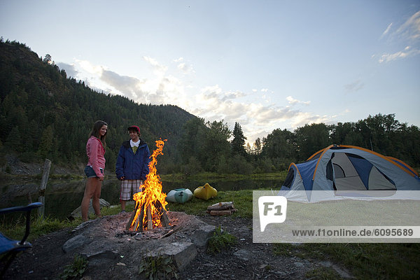 Schönheit  junger Erwachsener  junge Erwachsene  Sommer  Abend  camping  Feuer  Kajak  jung  Erwachsener