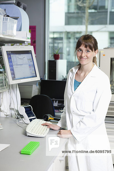Deutschland  Bayern  München  Wissenschaftler im Labor  Portrait