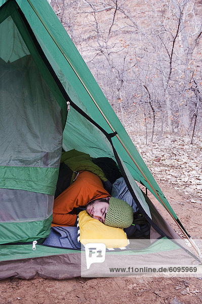 Mann  offen  schlafen  Zelt  jung  Moab