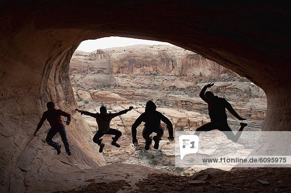Mann  4  springen  Höhle  jung  Moab
