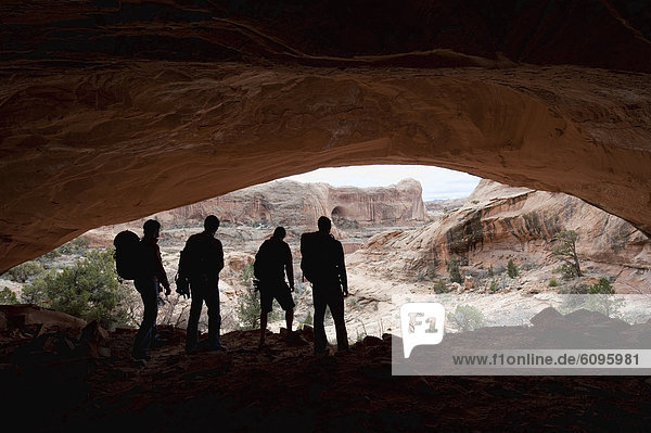 Mann  4  Höhle  jung  Moab