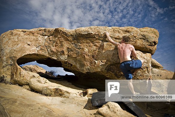 Mann  halten  Problem  geben  üben  Ziel  Kalifornien  jung  Boulder  klettern