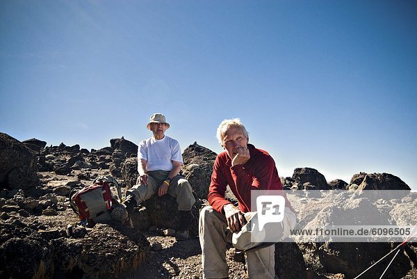 Felsbrocken  Senior  Senioren  Mann  Berggipfel  Gipfel  Spitze  Spitzen  ruhen  klein  Vulkan  lang  langes  langer  lange  2  Reise  Rest  Überrest