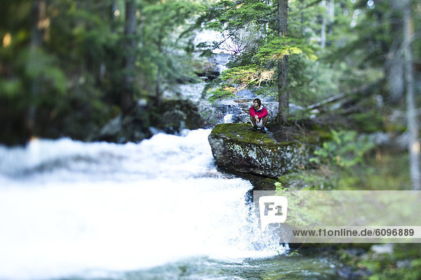Mann  Fröhlichkeit  sitzend  nehmen  Ruhe  Wald  Fluss  wandern  jung  Pause