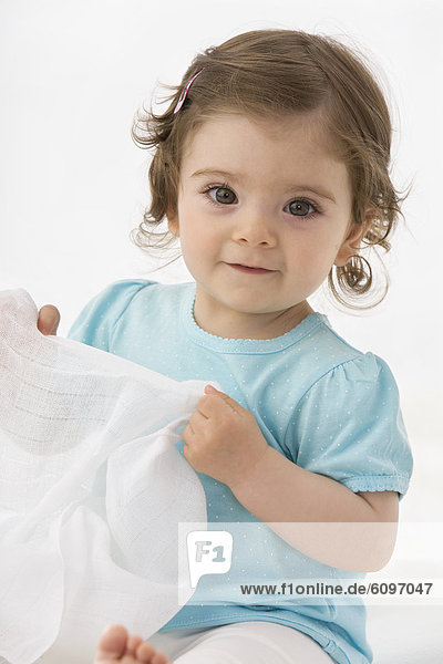 Kleines Mädchen mit Serviette  lächelnd  Portrait