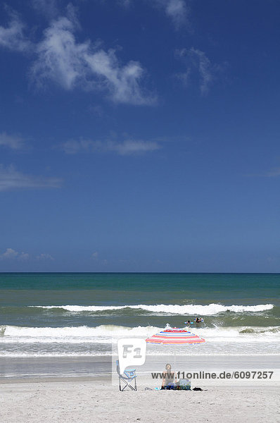 sitzend  Strand  Regenschirm  Schirm  Mensch  unterhalb  weiß  Sand  Sonnenschirm  Schirm  Florida  Sonne