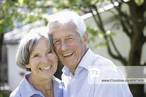 Deutschland  Bayern  Seniorenpaar lächelnd  Portrait