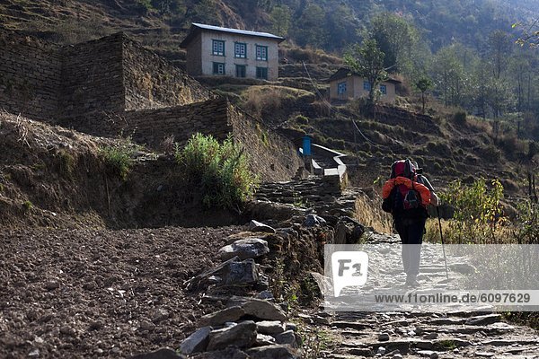 hoch  oben  Stein  gehen  Weg  Dorf  Einsamkeit  Bergwanderer  Nepal  alt