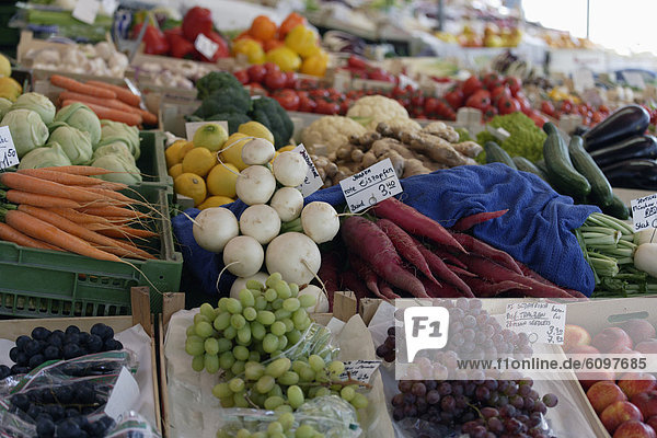 Deutschland  Bayern  München  Obst- und Gemüsesorten am Marktstand