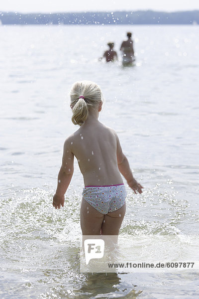 Mädchen spielt im Wasser
