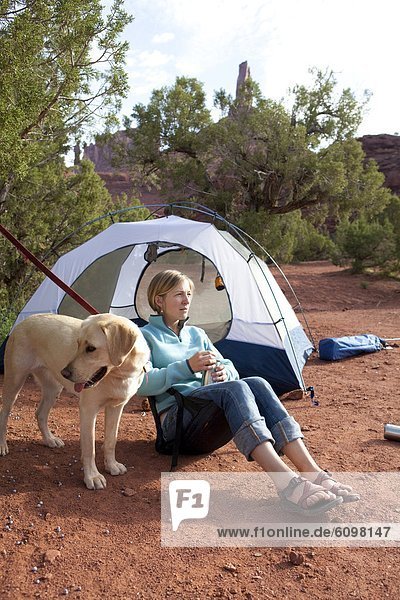 Außenaufnahme  Frau  Fröhlichkeit  Morgen  Hund  camping  Moab  Utah