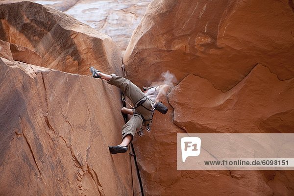 Felsbrocken  Außenaufnahme  Mann  klettern  Moab  Utah