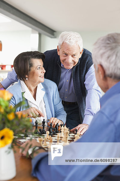 Ältere Männer und Frauen beim Schachspielen
