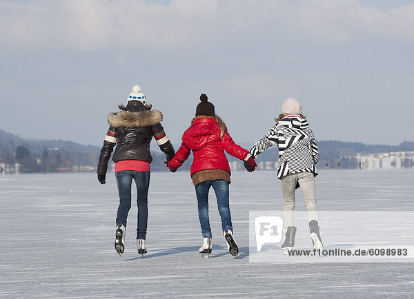Österreich  Teenager Mädchen beim Eislaufen