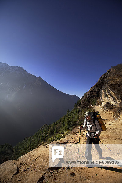 gehen  Schwierigkeit  vorwärts  Basar  Bergwanderer  Nepal