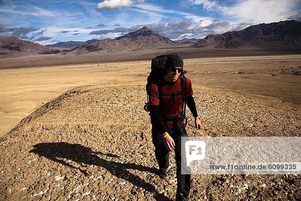 Mann Selbstvertrauen Hügel jung Death Valley Nationalpark
