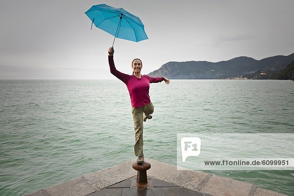 Frau Pose Regenschirm Schirm Italien Ligurien Vernazza