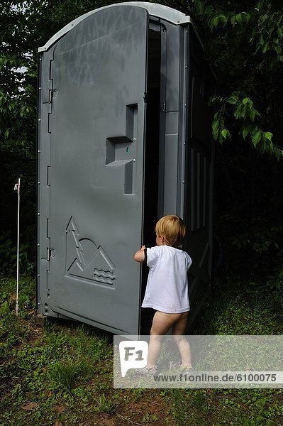 Junge - Person  offen  Tür  jung  tragbar  Toilette