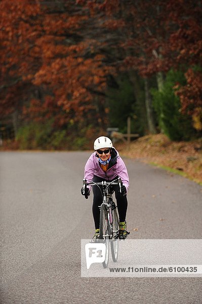 Frau mit dem Fahrrad