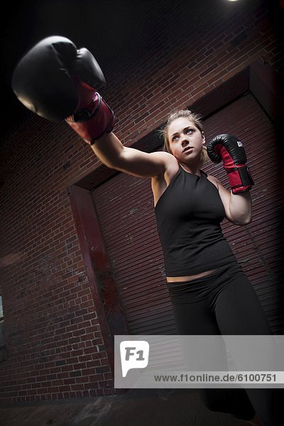 Außenaufnahme  Jugendlicher  Lagerhalle  Lager  Training  üben  Kunst  mischen  Kampfsportler  Mädchen  Alabama  Mixed  Faustschlag