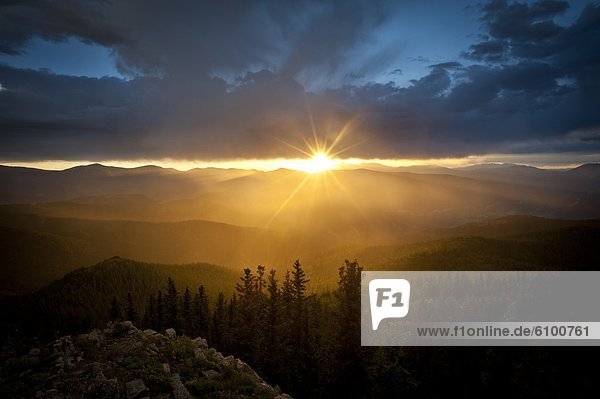 hoch  oben  beleuchtet  Berg  Vereinigte Staaten von Amerika  USA  Tischset  Tal  Regen  Colorado  Sonne
