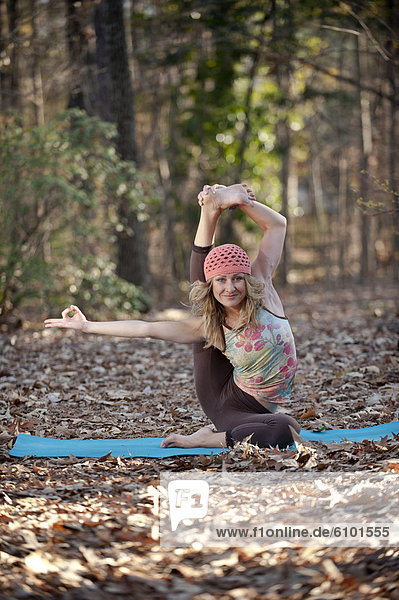 Frau  Tischset  Yoga  Außenaufnahme  Pose