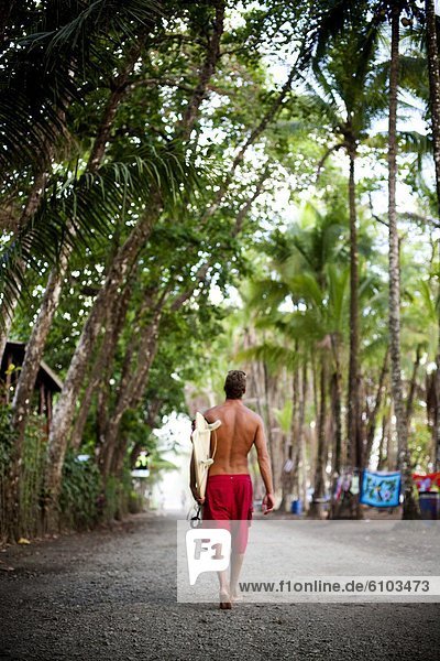 Mann  tragen  gehen  Surfboard  Fernverkehrsstraße  schmutzig  rot  Kleidung  Shorts