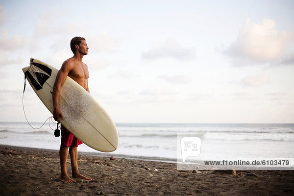 Mann  Strand  Ozean  Surfboard  hinaussehen